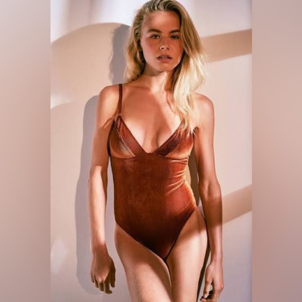 URBAN OUTFITTERS Ribbed Velvet Bodysuit in Burnt Orange